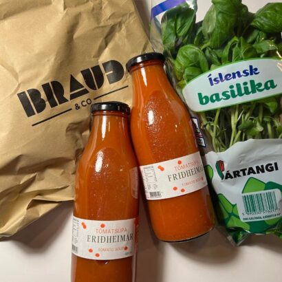 Tómatsúpa Friðheima, basilíka og brauð