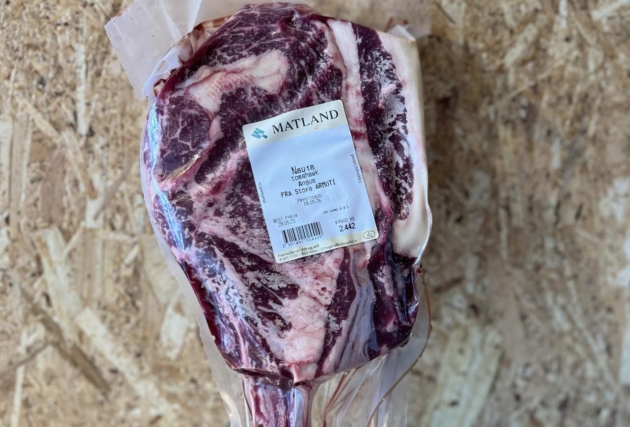 Fersk Tomahawksteik af 100% Angus-nauti frá Stóra-Ármóti