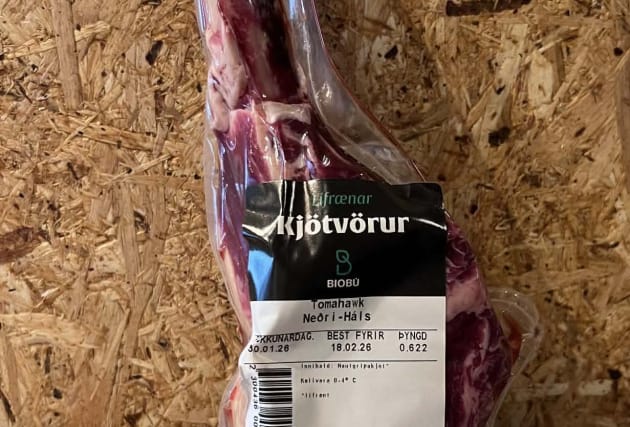 Fersk lífræn Tomahawk-steik frá Neðra-Hálsi