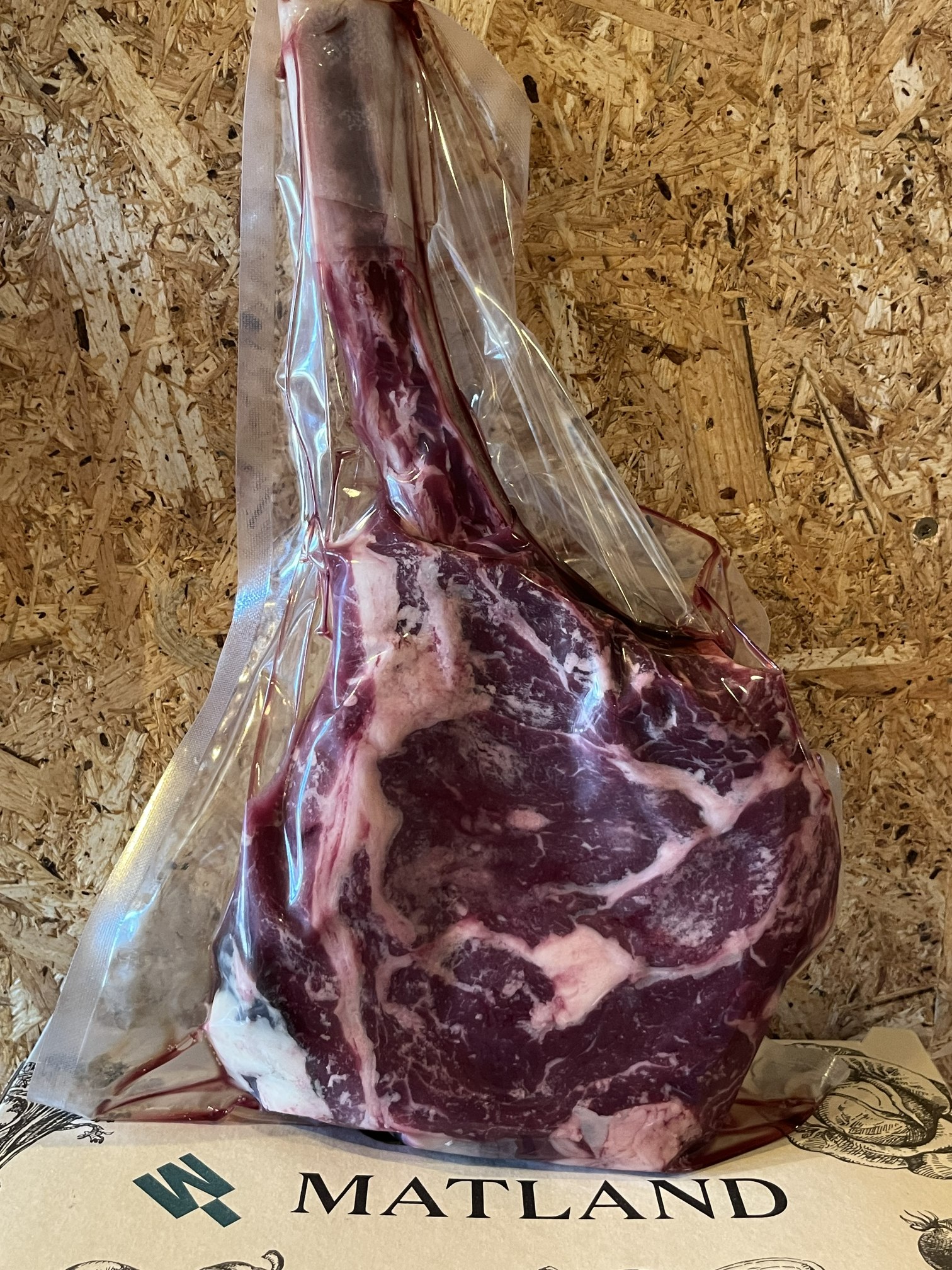 Fersk Tomahawksteik af grasfóðruðum ungnautum frá Holti