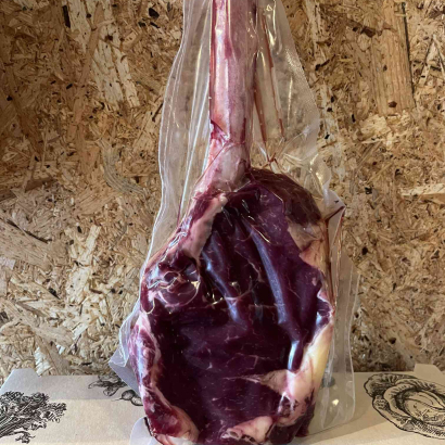 Fersk lífræn Tomahawk-steik frá Neðra-Hálsi