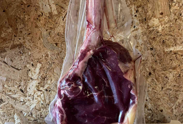 Fersk lífræn Tomahawk-steik frá Neðra-Hálsi