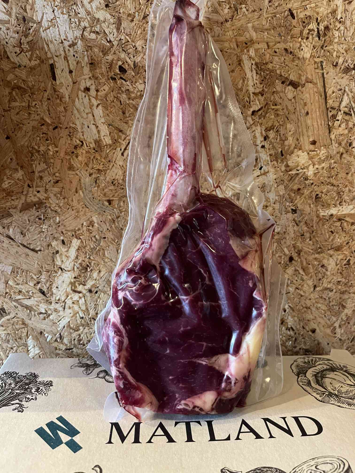 Fersk lífræn Tomahawk-steik frá Neðra-Hálsi